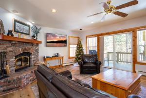 uma sala de estar com um sofá e uma lareira em Skidder Trail Family Lodge home em Truckee