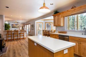 une cuisine avec des placards en bois et un îlot de cuisine dans l'établissement Skidder Trail Family Lodge home, à Truckee