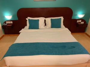 En eller flere senge i et værelse på Al Wadi Hotel