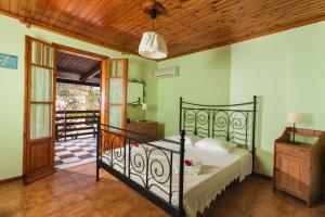 1 dormitorio con 1 cama y puerta abierta en Lithies Farm Houses en Vasilikos