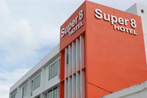 ジョージタウンにあるSuper 8 Hotel @ Georgetownのスーパーホテルの看板付き建物