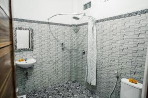 Koupelna v ubytování Dijumahrai Homestay