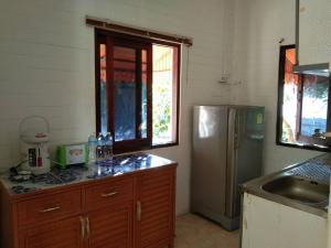 Dapur atau dapur kecil di Monkey Samui Hostel