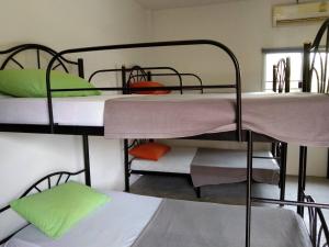 Rúm í herbergi á Monkey Samui Hostel