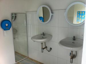 Baðherbergi á Monkey Samui Hostel