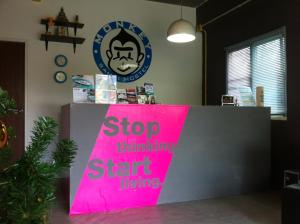 Vottorð, verðlaun, skilti eða annað skjal til sýnis á Monkey Samui Hostel
