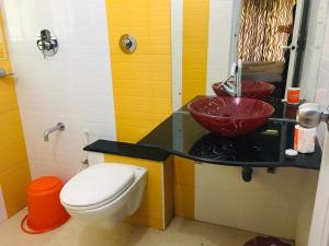 瓦亚纳德Spice Fields Cottage - 3 Bedroom - Wayanad的带红色水槽和马桶的浴室