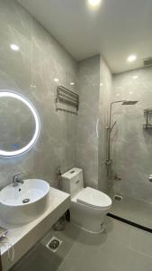 La salle de bains est pourvue de toilettes, d'un lavabo et d'une douche. dans l'établissement B786 Tân Bình Homestay, à Hô-Chi-Minh-Ville