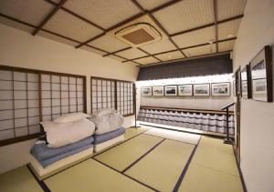 a room with two beds and a subway train at 飛騨高山浮世絵INN画侖 in Takayama