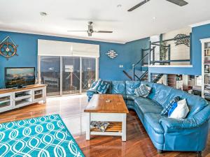 Sala de estar azul con sofá azul y mesa en Blue Jetty en Sunset Strip