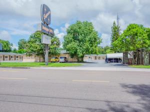 an empty parking lot with a sign in front of a building at OYO Superior Budget Inn Bartow in Bartow