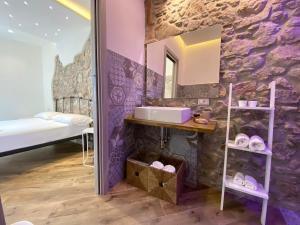 łazienka z umywalką i lustrem w obiekcie L'Orologio Bed & Breakfast w Capaccio-Paestum +37 zdjęć
