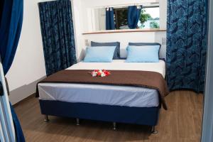Ένα ή περισσότερα κρεβάτια σε δωμάτιο στο Le Neliza Beach Lodge Raiatea