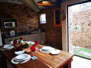 A kitchen or kitchenette at Dormio Manor Guest Lodge