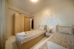 una piccola camera con due letti e un armadio di Old Town Apartment a Plovdiv