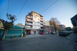 una calle de la ciudad con edificios y coches aparcados en la calle en Old Town Apartment, en Plovdiv