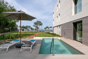 Bazén v ubytování Vathi Cove Luxury Resort & Spa nebo v jeho okolí
