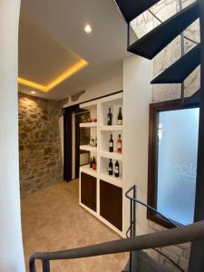 una escalera que conduce a una sala de degustación con ventana en L'Orologio Bed & Breakfast, en Capaccio-Paestum