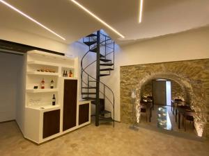 einen Weinkeller mit einer Wendeltreppe in einem Zimmer in der Unterkunft L'Orologio Bed & Breakfast in Capaccio-Paestum