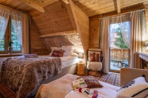 1 dormitorio con 2 camas en una cabaña de madera en Stella doro, en Zakopane