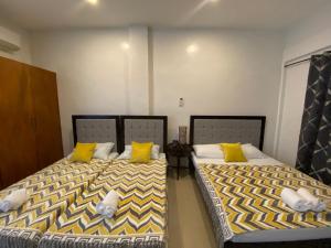 FIG Sunset View Resort客房内的一张或多张床位