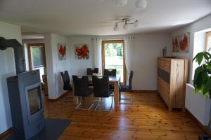 comedor y sala de estar con mesa y sillas en Ferienwohnung Öttersbach en Poppenhausen