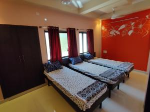 Un pat sau paturi într-o cameră la Bandekar Home Stay
