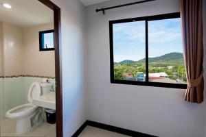 baño con aseo y ventana con vistas. en Saiyuan Residence, en Kata Beach 20 fotos más