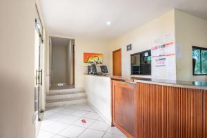 a kitchen with a counter in a room at OYO Residencial Muriqui Apart Hotel, Mangaratiba in Vila Muriqui