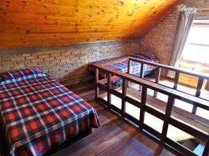 um quarto com 2 beliches e um tecto de madeira em Cabañas Barra Linda em Barra del Chuy