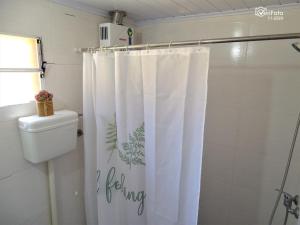 Un baño con una cortina de ducha que dice que estoy pescando en Cabañas Barra Linda en Barra del Chuy