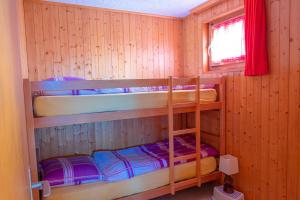 RosswaldにあるChalet Allegraの二段ベッド3組が備わる二段ベッド付きの客室です。