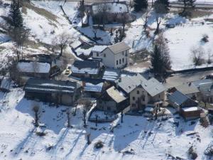 een luchtzicht op een huis bedekt met sneeuw bij Chalet 1200 in Saint-François-Longchamp