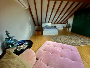 Posezení v ubytování Cozy mountain apartment in Platres