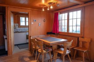 een eetkamer met een tafel en stoelen bij Chalet Elisabeth in Rosswald