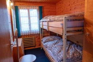 een slaapkamer met 2 stapelbedden in een hut bij Chalet Elisabeth in Rosswald