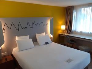 מיטה או מיטות בחדר ב-Kyriad Carcassonne - Aéroport
