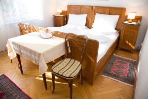 メラーノにあるHotel Villa Westendのベッドルーム1室(ベッド1台、テーブル、椅子付)