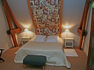 um quarto com uma cama grande e duas mesas em La Ferme de la Sensée em Gouy-sous-Bellonne