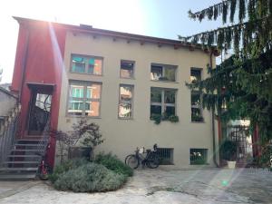 una casa con una bicicletta parcheggiata di fronte di Turin Loft7 a Torino