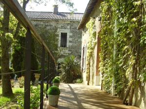 une passerelle devant un bâtiment avec des plantes dans l'établissement Château de la Galissonnière, au Pallet