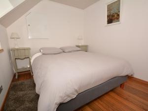 サン・マロにあるIntra Muros Vue Merのベッドルーム(白いシーツを使用した大型ベッド1台付)