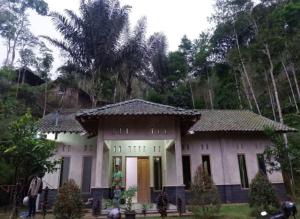 a house in the middle of a forest at Aren Homestay in Giripurno