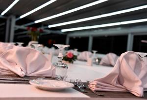 una mesa con un tenedor, una botella y una servilleta en BUSINESS HOTEL SFAX en Sfax