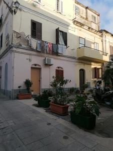 a white building with plants in front of it at Le antiche mura 2 in Sassari