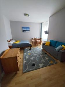ein Wohnzimmer mit einem Sofa und einem Tisch in der Unterkunft Hotelik Gołdap in Goldap