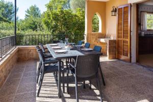 eine Terrasse mit Tisch und Stühlen auf einem Balkon in der Unterkunft Villa Luis Vives By SunVillas Mallorca in Port de Pollença