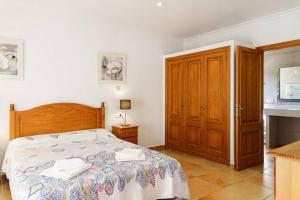 Ein Bett oder Betten in einem Zimmer der Unterkunft Villa Luis Vives By SunVillas Mallorca