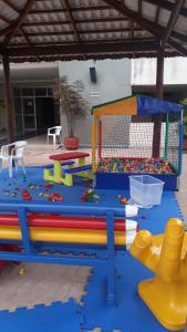 una zona de juegos para niños con coloridos equipos de juego en Eldorado Flat Service, en Caldas Novas