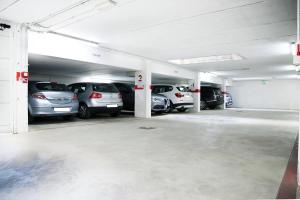 garaż z zaparkowanymi samochodami w obiekcie Hotel Parco w mieście Riccione